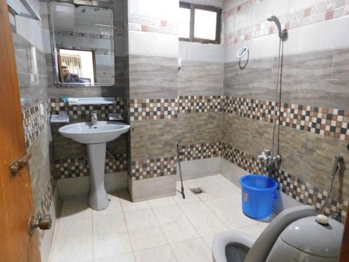 y baño con lavabo y ducha. en Bhurban View Apartments, en Murree