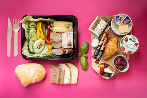 een lunchbox gevuld met eten op een roze tafel bij Apartamenty Krupówki 48B in Zakopane