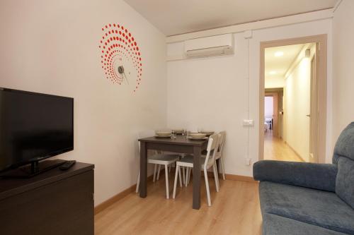 バルセロナにあるAB Vila i Vila Apartmentsのリビングルーム(ダイニングテーブル、テレビ付)