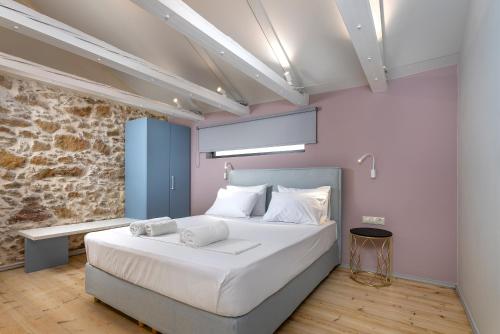 una camera con un grande letto bianco di TheJoy Residence Apartments a Chania