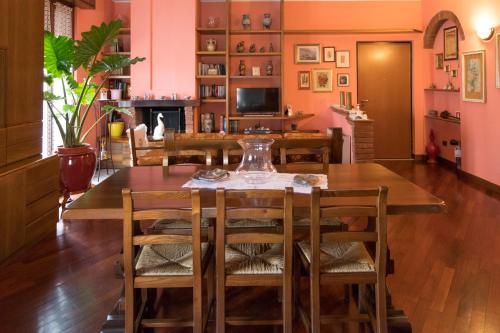 Restaurant o un lloc per menjar a A casa di Anna, elegant flat in Cremona