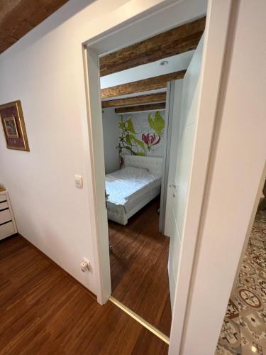 - une petite chambre avec un lit dans l'établissement Seaside Zitta apartman, à Split