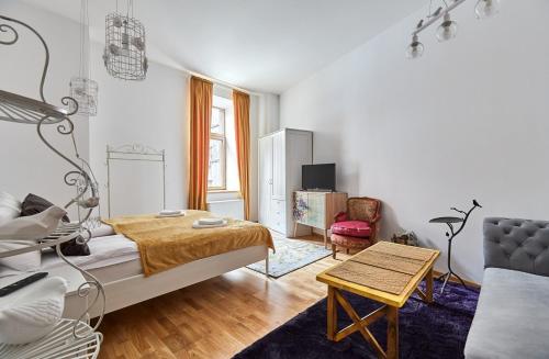 1 dormitorio con cama, sofá y mesa en Rezident en Bucarest