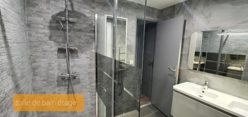 bagno con doccia in vetro e lavandino di Agréable Villa pour 8 personnes a Pont-du-Château