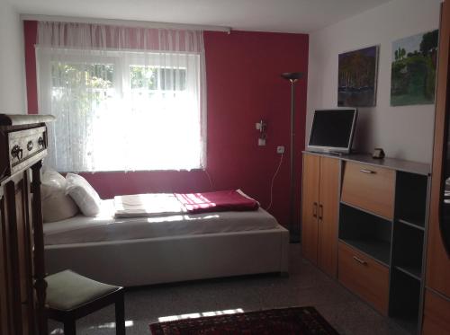 - une petite chambre avec un lit et une fenêtre dans l'établissement Desire, à Heidelberg