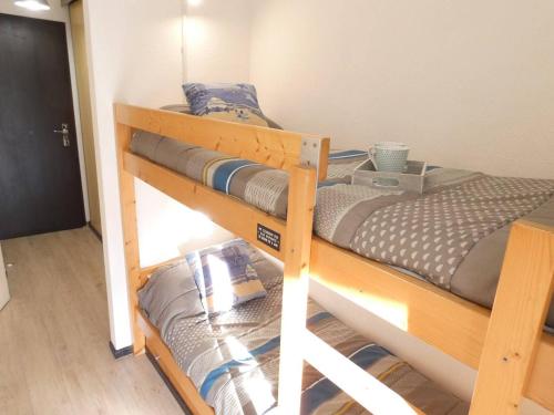 a couple of bunk beds in a room at T2 pour 4 pers avec Parking à Vielle-Aure - FR-1-457-273 in Vielle-Aure