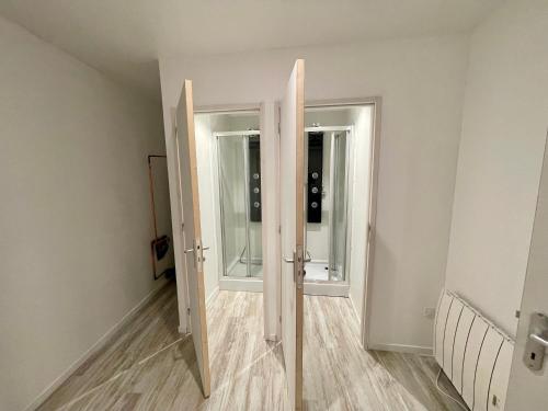 ein leeres Zimmer mit einer offenen Tür und einem Fenster in der Unterkunft Villa festive HOMAZING piscine privée 1h de Paris in Chantecoq