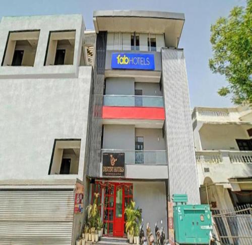 un edificio con un cartel en la parte delantera en FabHotel Destiny 78, en Indore