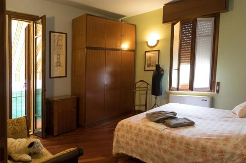 una camera con letto, cassettiera e finestra di A casa di Anna, elegant flat in Cremona a Cremona