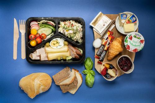 un plateau-repas avec une boîte à bento dans l'établissement Apartamenty ForRest Nowotarska, à Zakopane