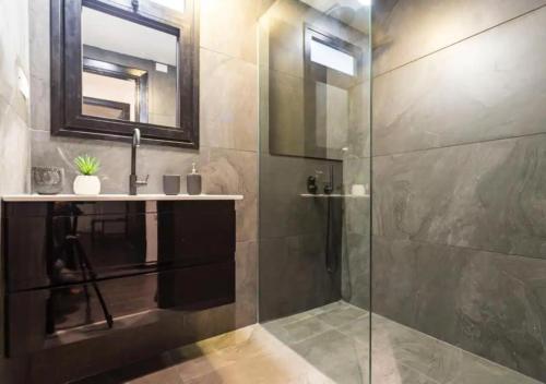 W łazience znajduje się prysznic, umywalka i lustro. w obiekcie NEW! 2 BD Premium Beach house W/large balcony w Tel Awiwie