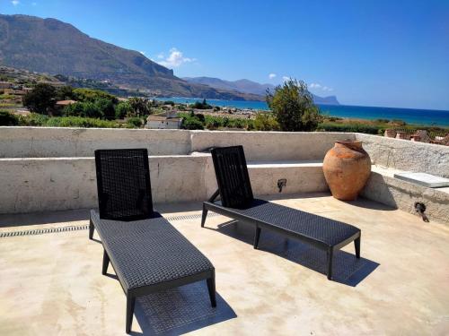 - deux chaises assises sur une terrasse avec vue sur l'océan dans l'établissement La finestra sul mare, à Castellammare del Golfo
