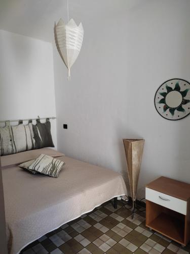 - une chambre avec un lit et une horloge murale dans l'établissement La finestra sul mare, à Castellammare del Golfo
