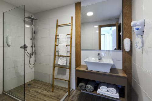 bagno con lavandino e doccia di Blu Acqua Hotel ad Ágios Nikólaos
