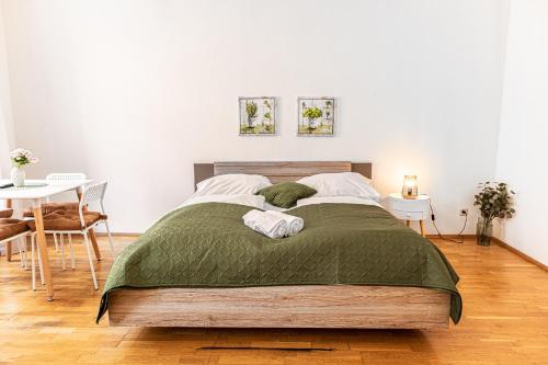 - une chambre avec un grand lit, une table et des chaises dans l'établissement Smart 2BR Apt. Perfect for Longstays near Rennweg, à Vienne