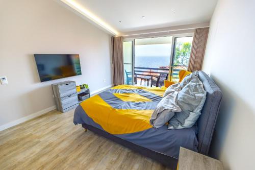 a bedroom with a bed with a view of the ocean at Vista Oceano III in Caniço
