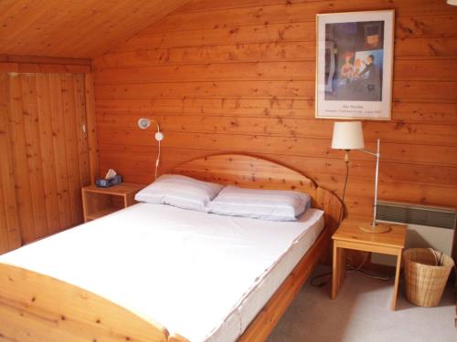 een slaapkamer met een bed in een blokhut bij Appartement Châtel, 3 pièces, 6 personnes - FR-1-200-299 in Châtel