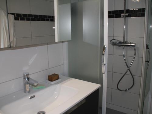 La salle de bains est pourvue d'un lavabo et d'une douche. dans l'établissement Studio Châtel, 1 pièce, 3 personnes - FR-1-200-353, à Châtel
