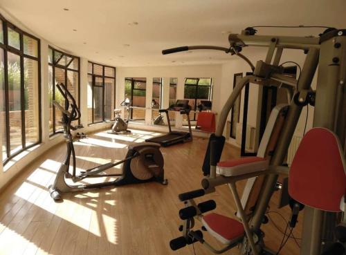 einen Fitnessraum mit mehreren Laufbändern in einem Zimmer in der Unterkunft Sublime appartement dans résidence prestigieuse in Marrakesch