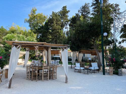 un tavolo e sedie sotto un gazebo di Baia Dei Micenei a Otranto