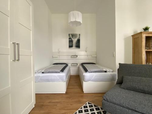un soggiorno con 2 letti e un divano di Apartment Nr. 8 Bad Laasphe Altstadt a Bad Laasphe