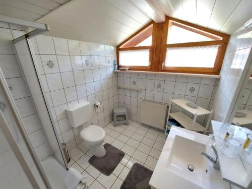 バイエリッシュ・アイゼンシュタインにあるFerienwohnung Bruni Huberのバスルーム(トイレ、洗面台付)、窓が備わります。