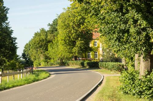 an empty road in front of a house at Naturnahes, neu möbl.Apartment, hundefreundlich in Neu Gaarz