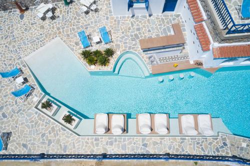 an overhead view of a swimming pool with chaise lounges at Kerame Studios & Apartments in Évdhilos