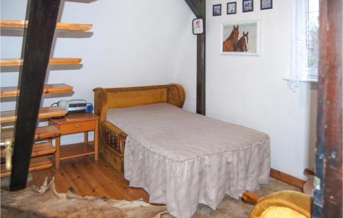 ノベ・バルプノにあるNice Home In Nowe Warpno With 2 Bedrooms And Wifiの小さなベッドルーム(ベッド1台、デスク付)