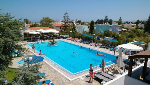 een uitzicht over het zwembad van een resort bij Camelot Royal Beds by Estia in Malia