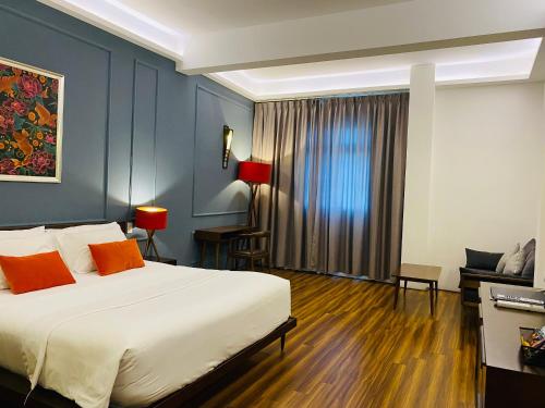 Кровать или кровати в номере Danang Boutique Hotel