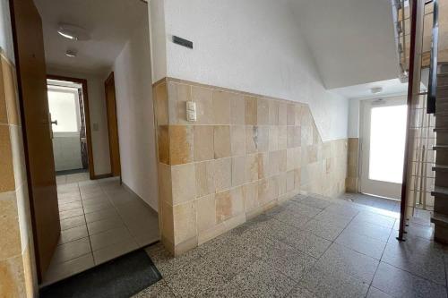 La salle de bains est pourvue d'un mur carrelé. dans l'établissement Equipped Apartment in Düren, à Düren