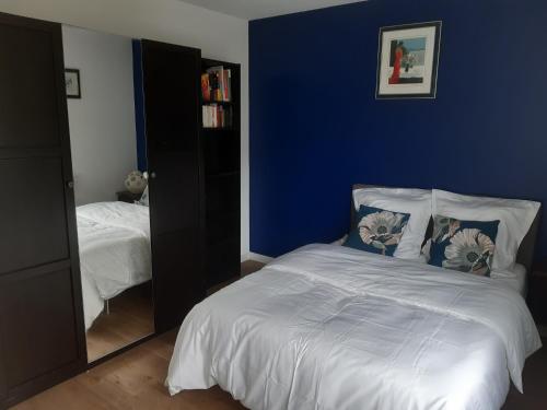 Photo de la galerie de l'établissement LE COCON BLEU Chambre chez l'habitant, à Villepreux
