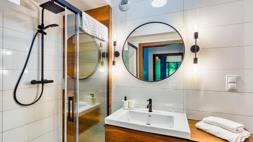 a bathroom with a sink and a mirror at Apartament Turkusowy z ogródkiem - 5D Apartamenty in Karpacz