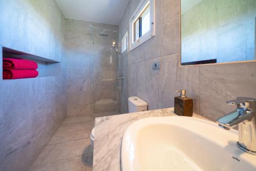 A bathroom at Finca Botanico Secret Garden