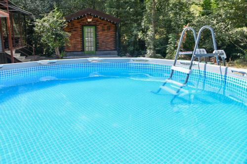 una gran piscina con 2 cargadores frente a una casa en AAA Jermuk rest house, en Jermuk