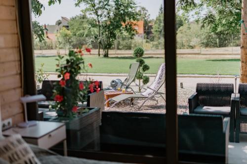 a view of a patio with a table and chairs at Zam-zam apartmanok in Zamárdi