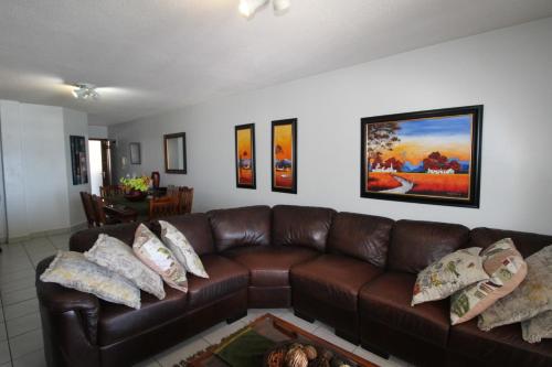 - un salon avec un canapé en cuir brun dans l'établissement Rondevoux 26, à Margate