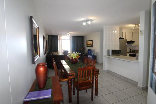 une salle à manger et une cuisine avec une table et des chaises dans l'établissement Rondevoux 26, à Margate