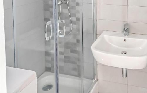 a bathroom with a glass shower and a sink at Awesome Home In Sianozety With 2 Bedrooms And Wifi in Sianozety