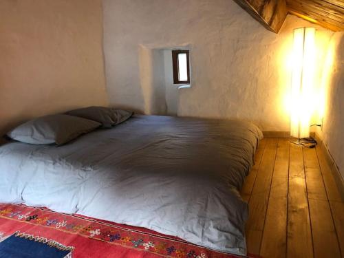 A bed or beds in a room at Maison rurale au cœur des Cévennes Ardéchoises