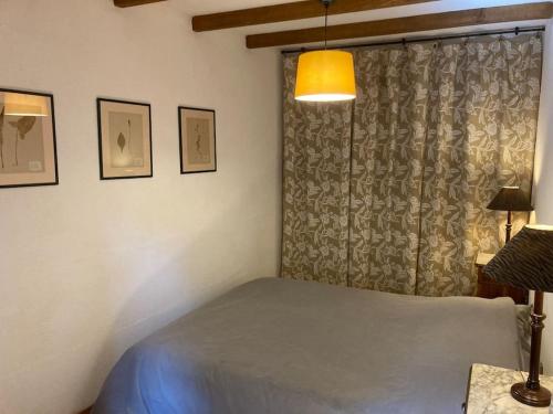 Кровать или кровати в номере Maison rurale au cœur des Cévennes Ardéchoises