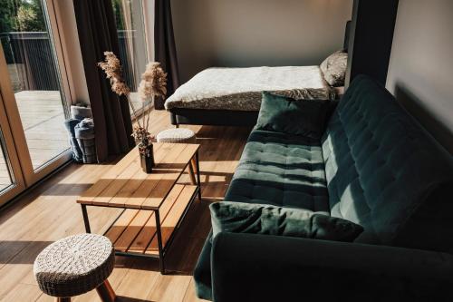 uma sala de estar com um sofá e uma cama em Amberhouse 
