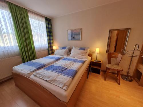 a bedroom with a large bed in a room at Haus Ekke Nekkepenn II, Haus Ekke Nekkepenn II, Whg D1 in Wyk auf Föhr