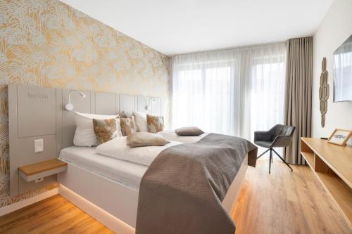 um quarto com uma grande cama branca num quarto em Design Apartments Potsdam - Luise em Potsdam