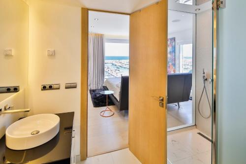 łazienka z toaletą, umywalką i lustrem w obiekcie 306 -Luxury Selection- Puerto Banus Marbella Front Line Penthouse w Marbelli