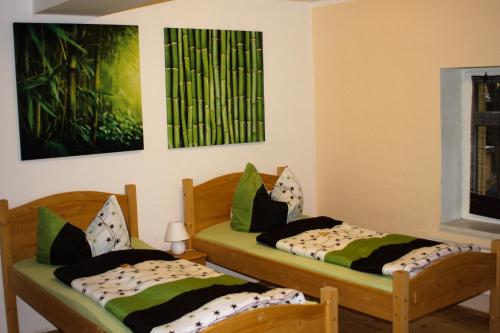 2 camas de madera en una habitación con ventana en Gutshof Leipzig- Podelwitz Pension, en Rackwitz