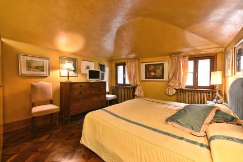 ein Schlafzimmer mit einem großen Bett in einem Zimmer in der Unterkunft San Marco Elegante Panoramico Esclusivo 2 bagni in Venedig