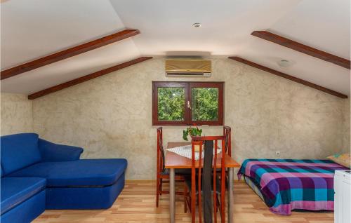 - un salon avec un canapé bleu et une table dans l'établissement Nice Apartment In Njivice With Wifi, à Njivice