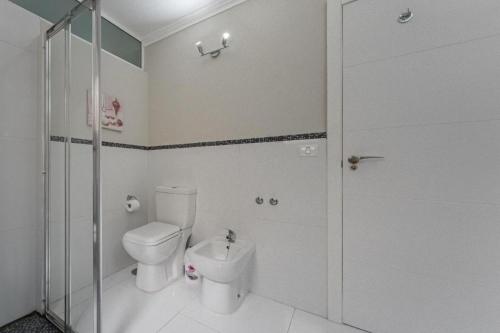 La salle de bains est pourvue de toilettes et d'une douche en verre. dans l'établissement Apto Miraverde Costa Adeje By Paramount Holidays, à Adeje